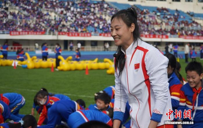 撑杆跳高世界冠军李玲走进北京五中：跨越横杆