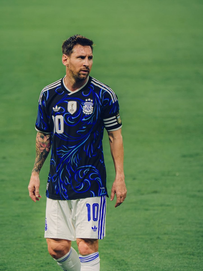 梅西国家队首秀破门助阿根廷夺首胜