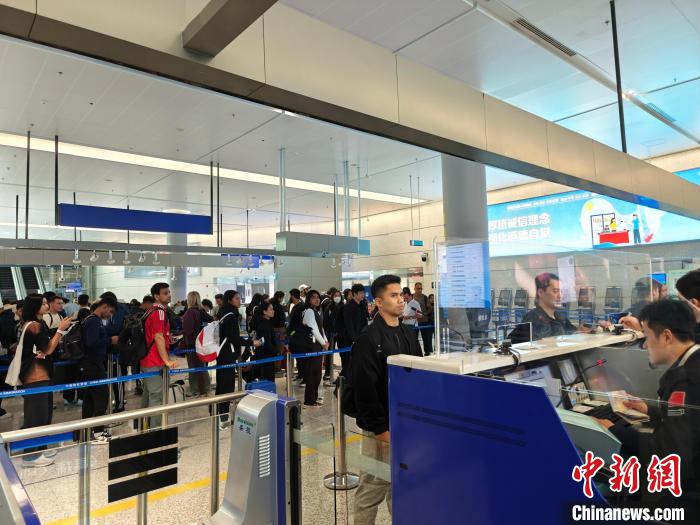 羽毛球亚锦赛参赛选手陆续抵达宁波,印尼队等