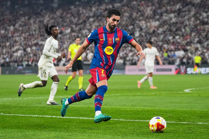 费兰西甲8场零进球，巴萨仍力挺其续约