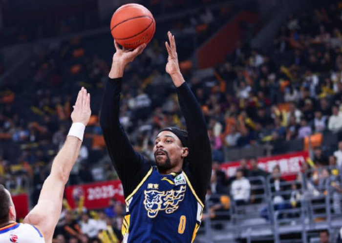 广东男篮主场不敌福建队 奎因砍下31分引领逆转